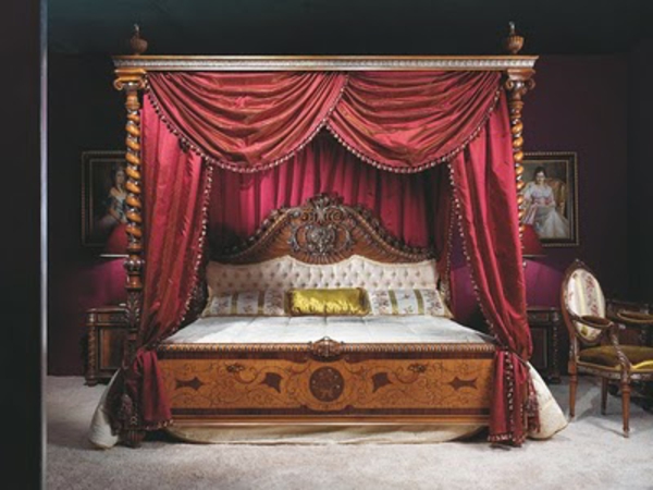 italienische-schlafzimmer-aristokratisches-bett-mit-roten-gardinen