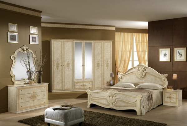 italienisches schlafzimmer - mit einem weißen bett