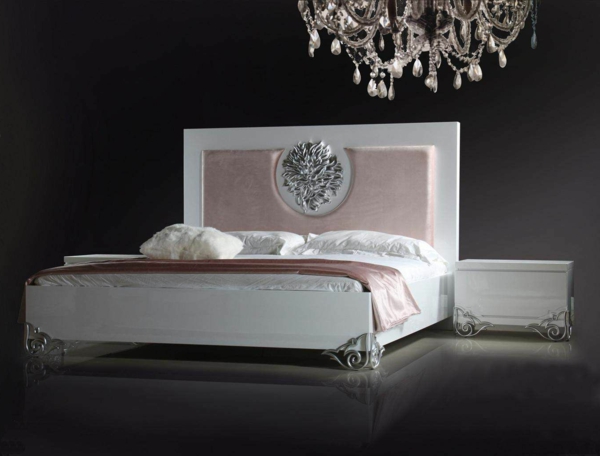 italienische-schlafzimmer-großartiger-kronleuchter-über-dem-bett