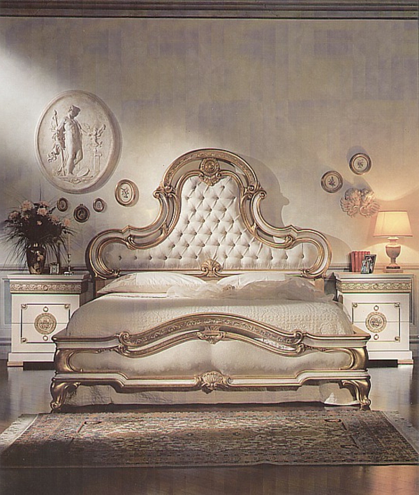 italienische-schlafzimmer-mit-einem-weißen-bett