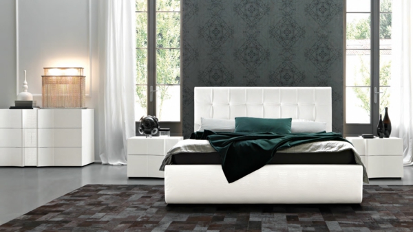 italienische-schlafzimmer-weißes-bett-und-eine-graue-akzentwand