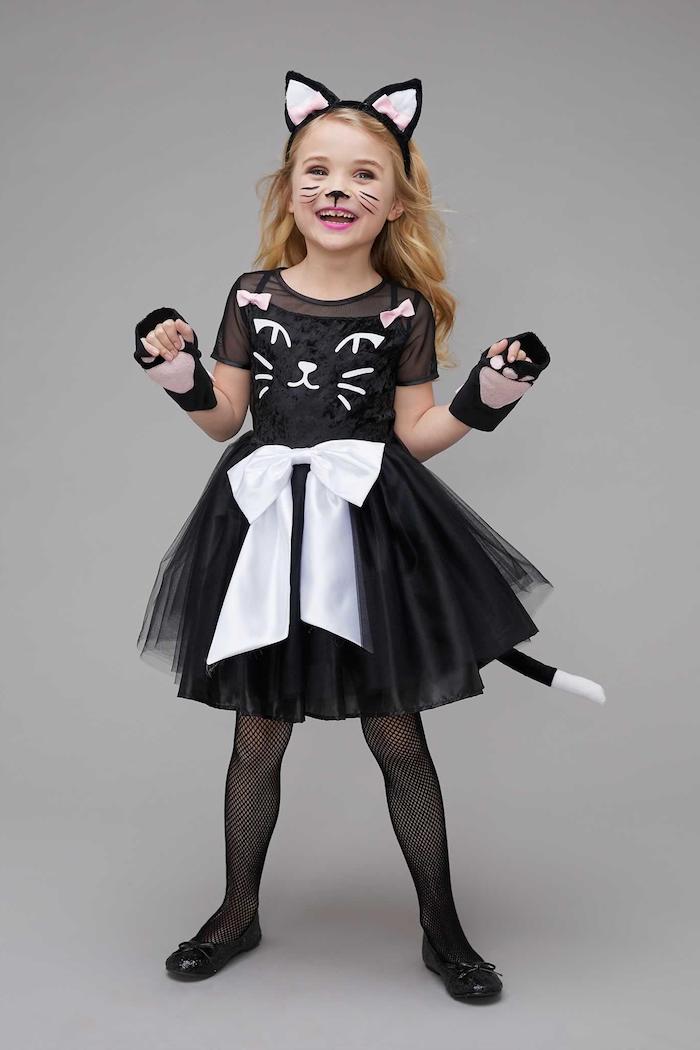 Halloween Kostüme und Make up für Kinder, sich als Katze verkleiden, Schnurrhaare und Katzennase malen 