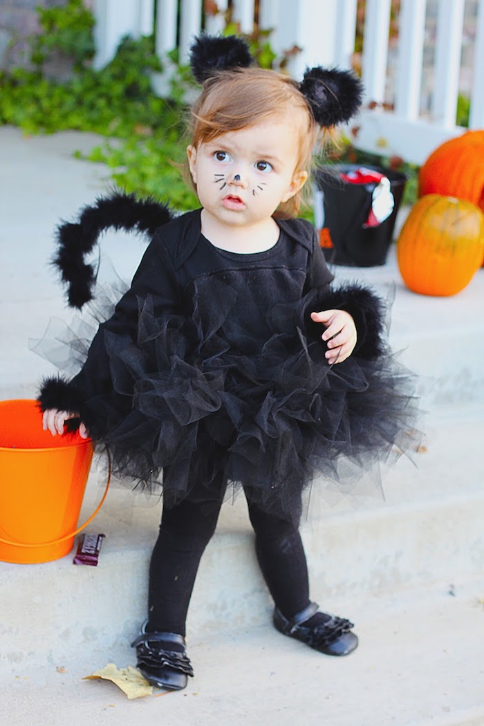 Halloween Kostüm für Kinder, sich als Katze verkleiden, schwarzes Kleid mit Schwanz und Katzenohren 