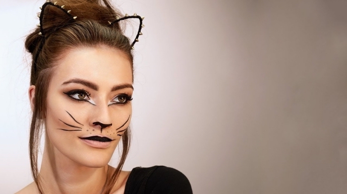 Katze Make up, schwarzen Eyeliner und schwarzen Lippenstift auftragen, Schnurrhaare und Katzennase malen, Diadem mit Katzenohren 