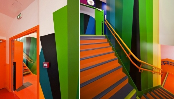 kindergarten-mit-regenbogen-motiven-interessante-orange-treppen-und-moderne-wandgestaltung-für-innenraum-zwei-inspirierende-bilder