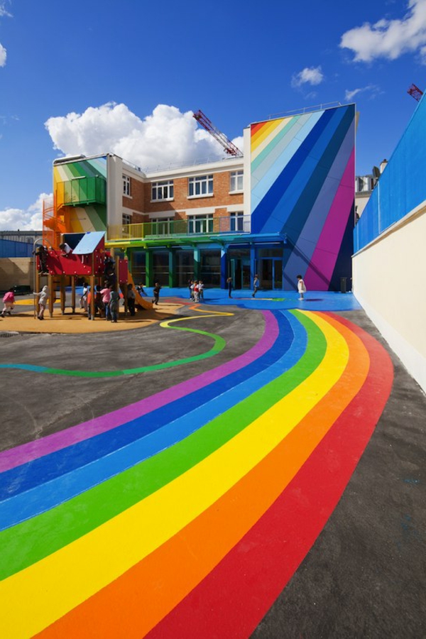 kindergarten-mit-regenbogen-motiven-moderne-und-attraktive-außengestaltung