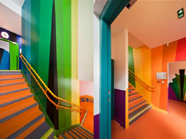 kindergarten-mit-regenbogen-motiven-wunderschöne-orange-treppen-und-wänden-in-bunten-farben