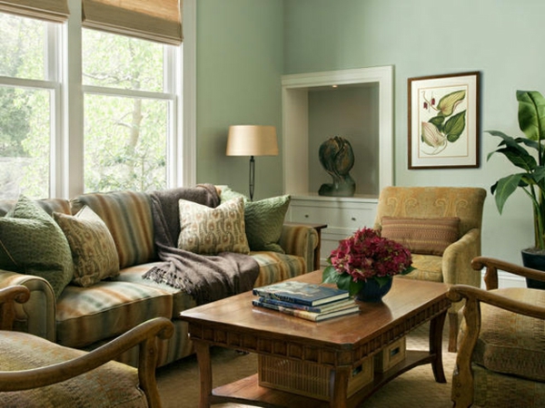kleine-räume-einrichten-schönes-sofa-mit-dekokissen