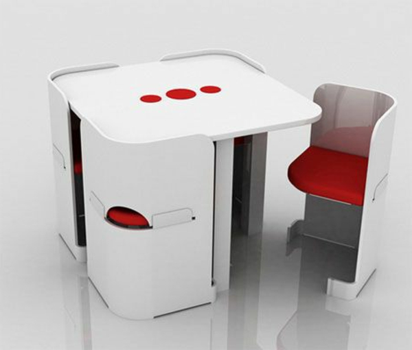 kleiner-tisch-neben-einem-mdoernen-stuhl-in-weiß-und-rot