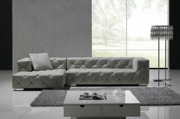 komfortables-graues-sofa-aus-leder-für-das-wohnzimmer