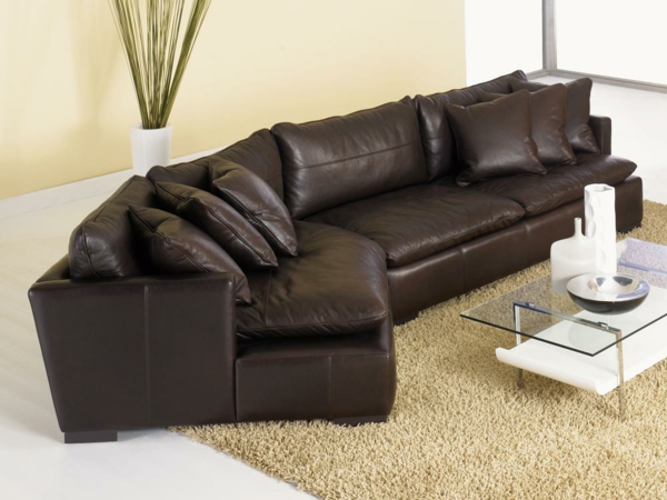 komfortables-sofa-aus-leder-für-das-wohnzimmer--