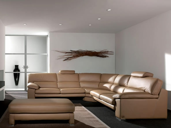 komfortables-sofa-aus-leder-für-das-wohnzimmer-beige-wohnzimmer-design-sofa-leder-mit-elegantem-design