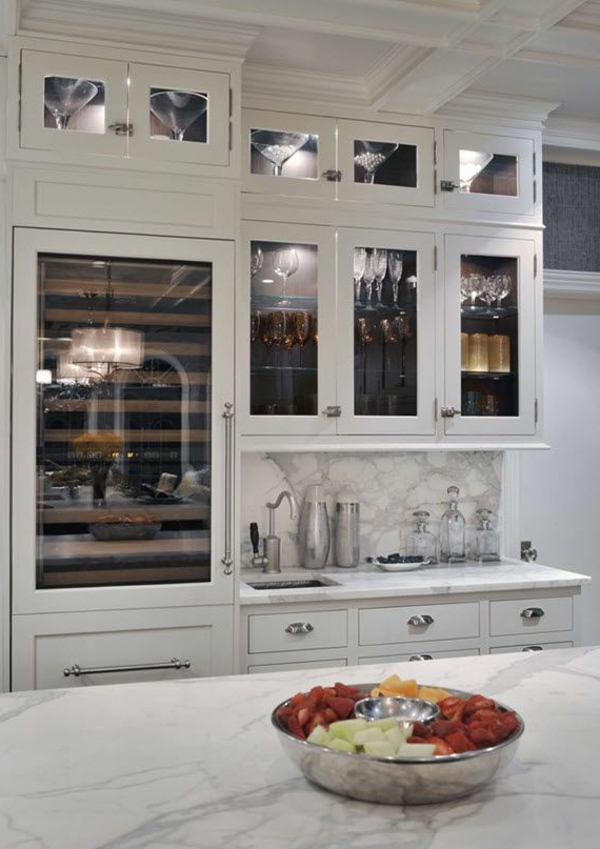 kühlschrank-mit-glasstür-in-weißer-farbe-fantastische-weiße-küchenschränke-mit-glastüren-super-modernes-design-effektvolle-einrichtung