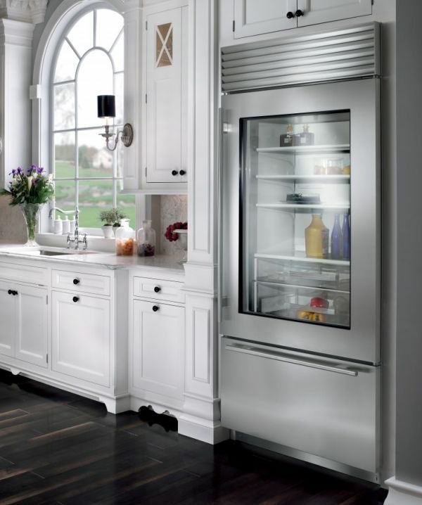 kühlschrank-mit-glastür-moderne-wohnidee-moderne-weiße-küche-wohnideen-für-interior-design
