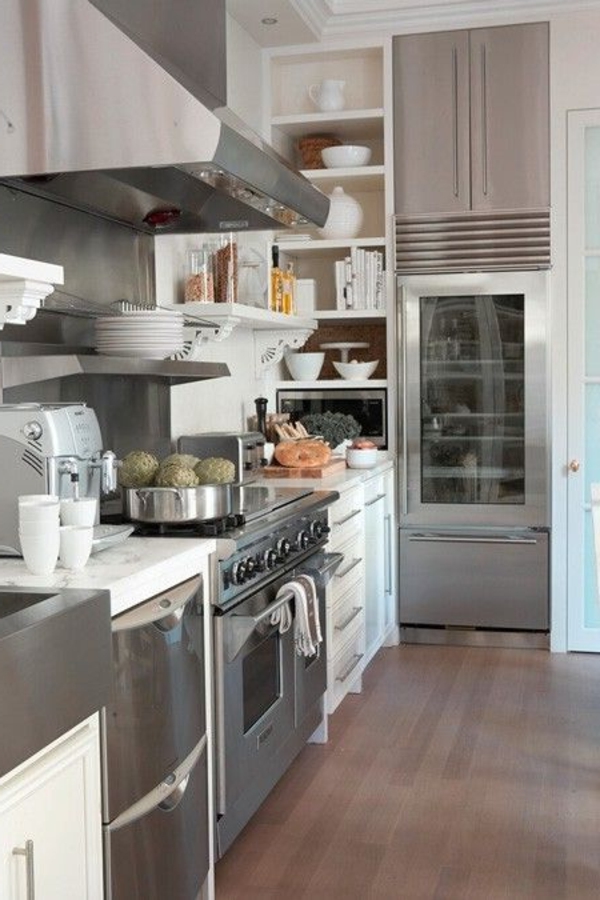 kühlschrank-mit-glastür-modernes-interior-design-praktische-gestaltung-in-.der-küche-moderne-wohnideen