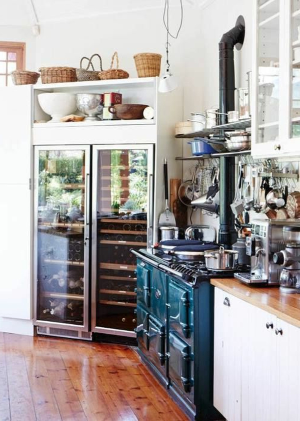 kühlschrank-mit-glastüren-in-der-küche-interior-design-idee-küchenmöbel-design-idee-viele-regale-und-schränke-in-der-küche-eine-kleine-küche-einrichten-einrichtungsideen-für-.die-kleine-küche