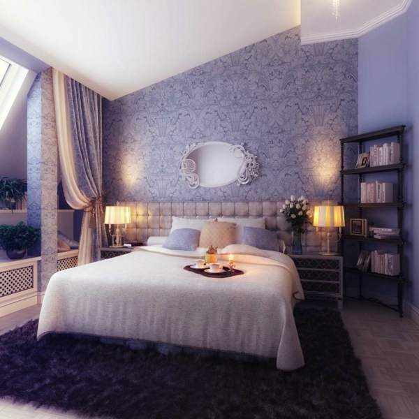 lila-schlafzimmer-design-mit-einem-weichen-teppich-und-ein-spiegel-über-dem-weißen-bett