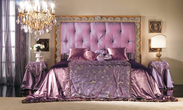  schlafzimmer mit einem eleganten kronleuchter und lila bett