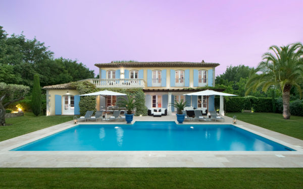 luxus-ferienhaus-mit-erstaunlichem-design-und-großartigem-pool