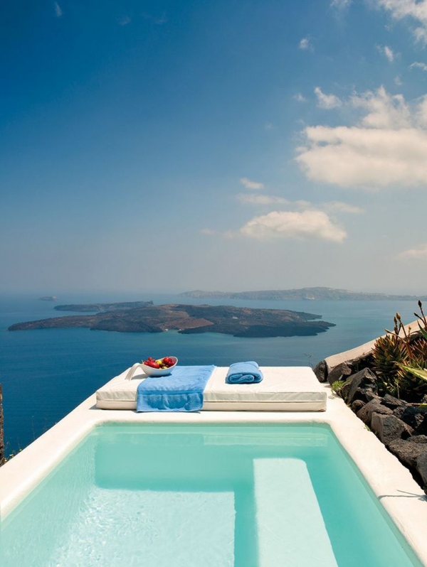 luxus-villa-mit-einem-fantastischen-pool-in-weiß-luxuriöses-design