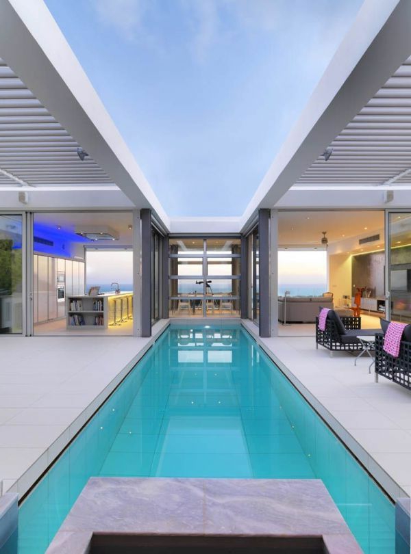 luxus-villa-mit-einem-fantastischen-pool-luxuriöses-design