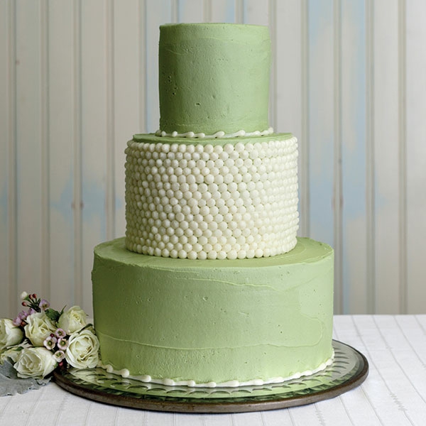 mehrstöckige-torte-zur-hochzeit-weiße-und-hell-grüne-farbe