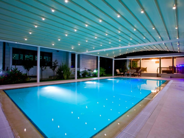 moderne-elegante-Poolüberdachungen-mit-schönem-Design-Pool-auf-der-Terrasse