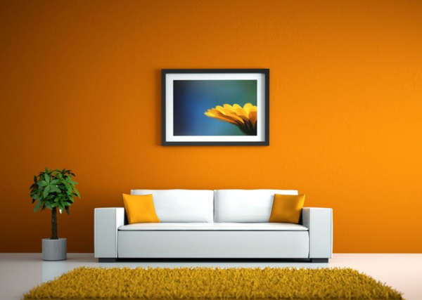 orange-wand-weißes-sofa-mit-kissen-in-orange