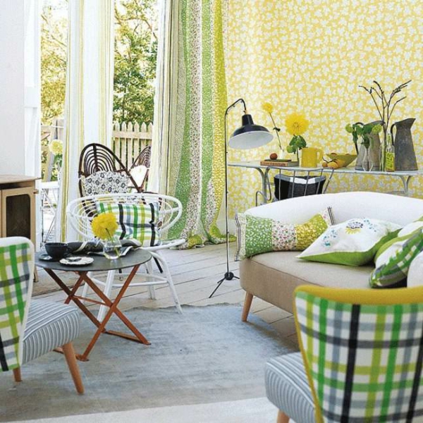 cooles frühling wohnzimmer, dekoriert mit gelben blumen