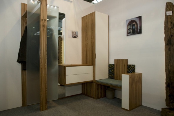 praktische-und-effektvolle_Dielenmöbel-mit-schönem-Design-Sitzbank-Schrank-aus-Holz