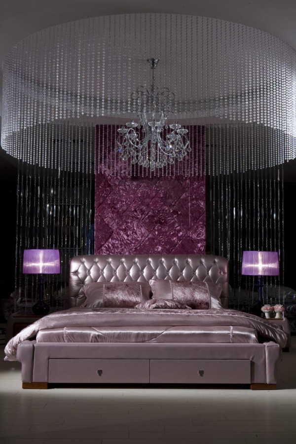  schlafzimmer mit einem ultramodernen lüster über dem lila bett
