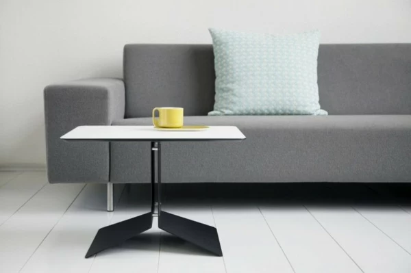 quadratischer-moderner-kleiner-tisch-neben-einem-sofa
