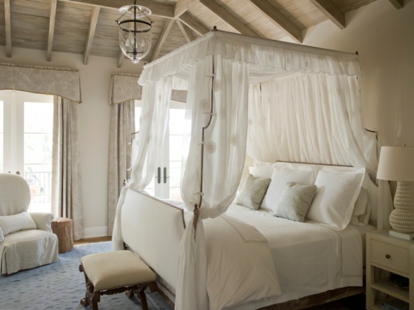 romantisches-schlafzimmer-design-bequemes-weißes-bett-mit-weißen-vorhängen