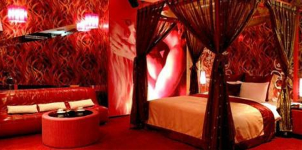 romantisches-schlafzimmer-design-bett-mit-durchsichtigen-roten-gardinen