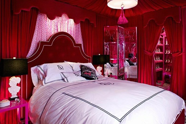 romantisches-schlafzimmer-design-bett-mit-einem-roten-kopfbrett