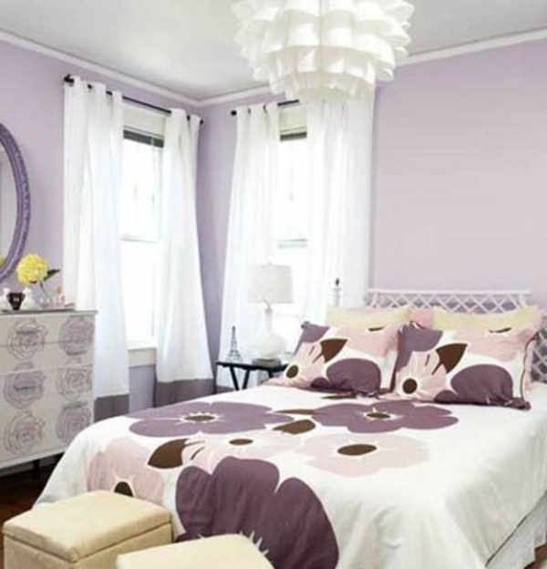 romantisches-schlafzimmer-design-eleganter-lüster-über-dem-großen-bett
