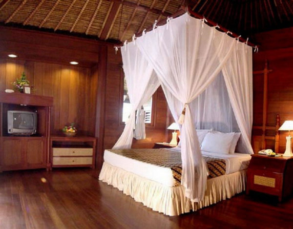 romantisches-schlafzimmer-design-herrliches-bett-mit-weißen-vorhängen
