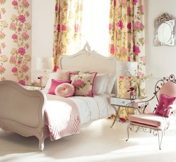 romantisches-schlafzimmer-design-kleines-weißes-bett-mit-rosigen-dekokissen-darauf