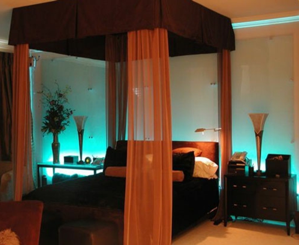 romantisches-schlafzimmer-design-mit-einem-bett-mit-durchsichtigen-gardinen