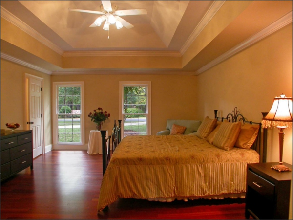 romantisches-schlafzimmer-design-mit-einer-lampe-neben-dem-bett