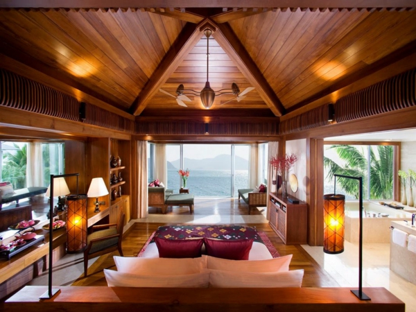 romantisches-schlafzimmer-design-mit-hoher-zimmerdecke-aus-holz-und-zwei-schöne-lampen