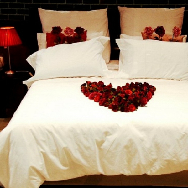 romantisches-schlafzimmer-design-rosen-auf-dem-bett