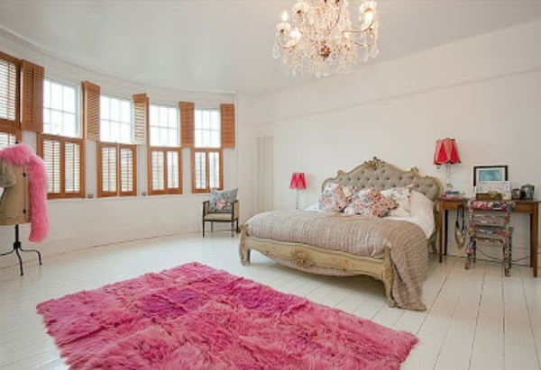 romantisches-schlafzimmer-design-rosiger-teppich-und-aristokratisches-bett