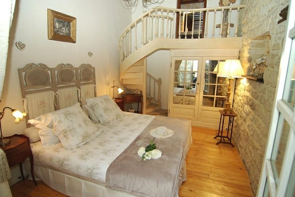 romantisches-schlafzimmer-design-schöne-treppe-neben-einem-bett