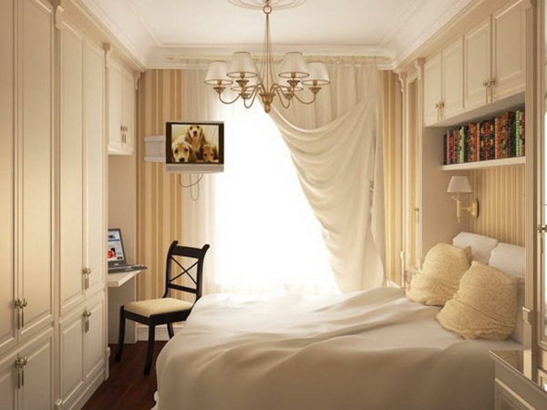 romantisches-schlafzimmer-design-weiße-gardinen-und-ein-schreibtisch-neben-dem-bett