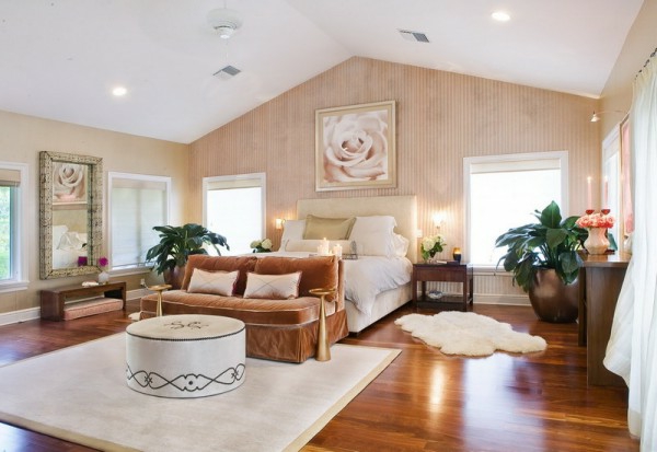 romantisches-schlafzimmer-design-weißes-bett-und-braunes-sofa