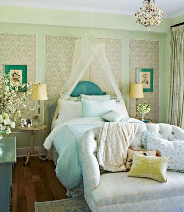 romantisches-schlafzimmer-design-weißes-sofa-und-herrliches-bett-mit-weißen-vorhängen