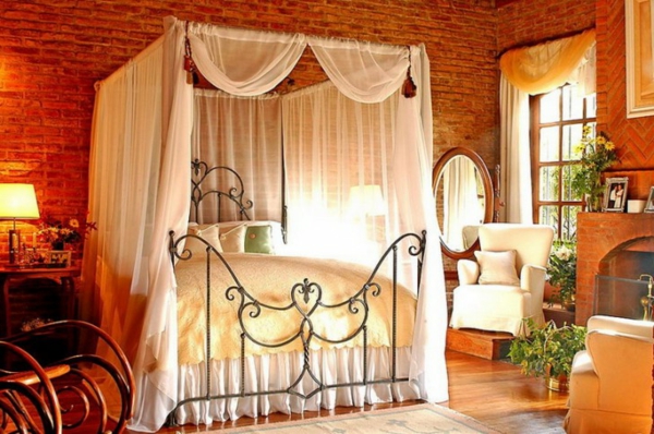 romantisches-schlafzimmer-design-ziegelwand-und-bett-mit-weißen-gardinen