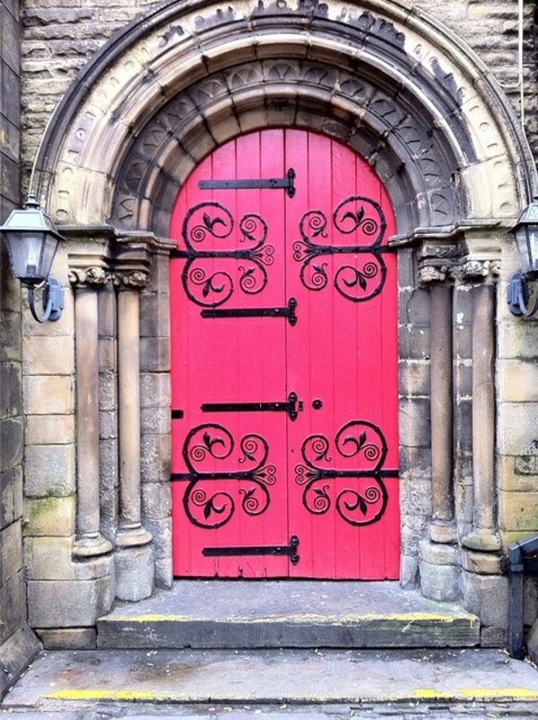 rosa-hauseingangstür-mit-einem-merkwürdigem-design