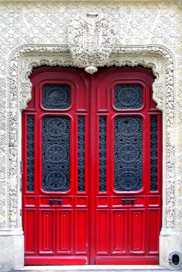 rote-hauseingangstür-mit-einem-merkwürdigem-design